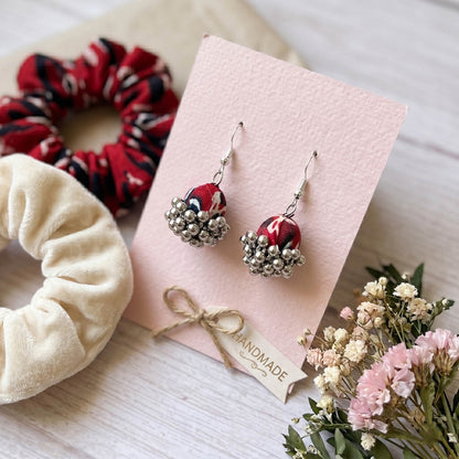 Zweifarbige rot-schwarze handgefertigte Ohrringe Stilvoller Ethno-Schmuck