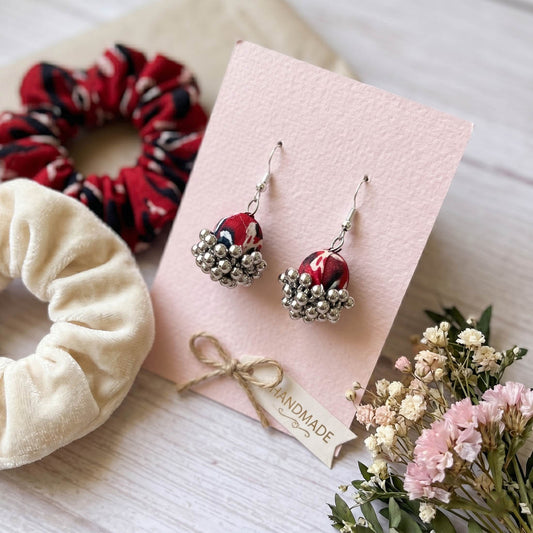 Zweifarbige rot-schwarze handgefertigte Ohrringe Stilvoller Ethno-Schmuck