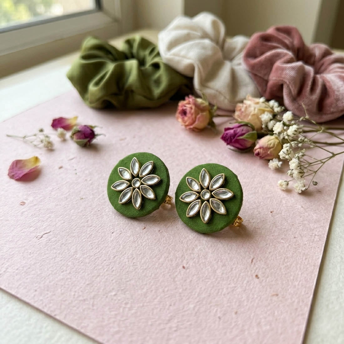 Elegante Mehandi-grüne handgefertigte Ohrringe im traditionellen Festschmuck-Stil