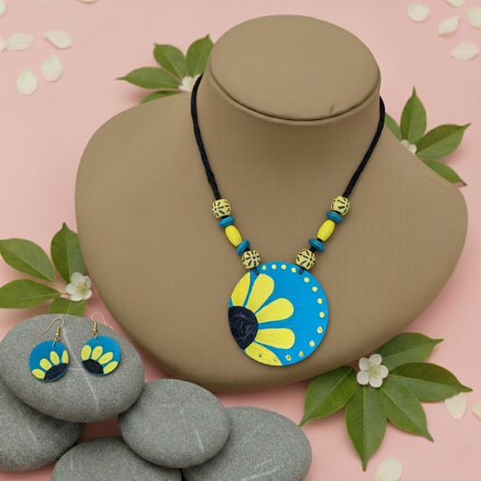 Stilvolles mehrfarbiges handgefertigtes Halskettenset aus Holz mit künstlerischem Tribal-Design