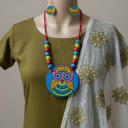 Handgemachtes mehrfarbiges Halsketten-Set aus Holz mit ethnischem Perlenanhänger