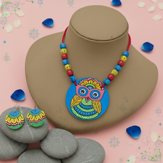 Handgemachtes mehrfarbiges Halsketten-Set aus Holz mit ethnischem Perlenanhänger