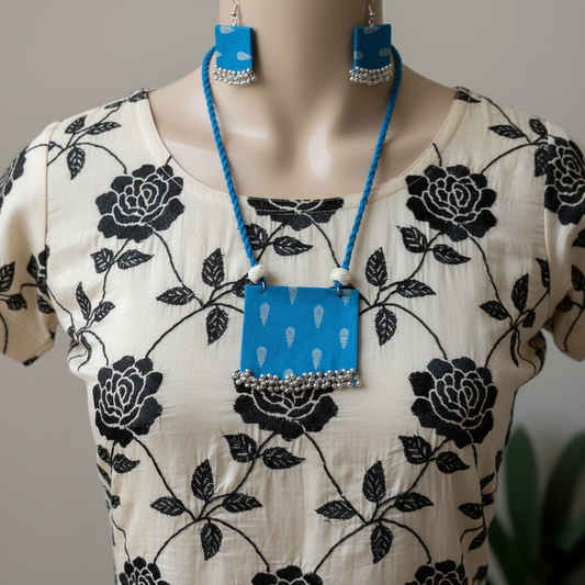 Elegant Royal Blue Color Wooden Handcraft Necklace Set For Everyday Fashion Style