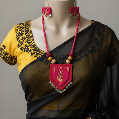 Atemberaubendes handgefertigtes Halskettenset aus Holz in Rani-Farben für ethnische und Fusion-Looks