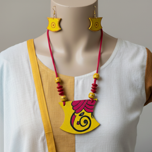 Gelbes und rotes handgefertigtes Halskettenset aus Holz mit traditionellem Perlenfinish