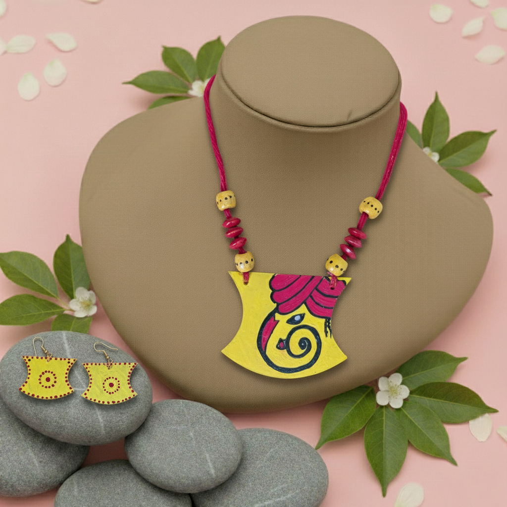 Gelbes und rotes handgefertigtes Halskettenset aus Holz mit traditionellem Perlenfinish