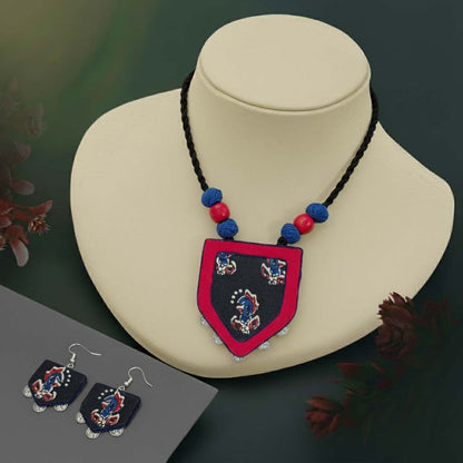 Trendiges mehrfarbiges Halskettenset aus Holz mit kulturellem Handwerks-Touch