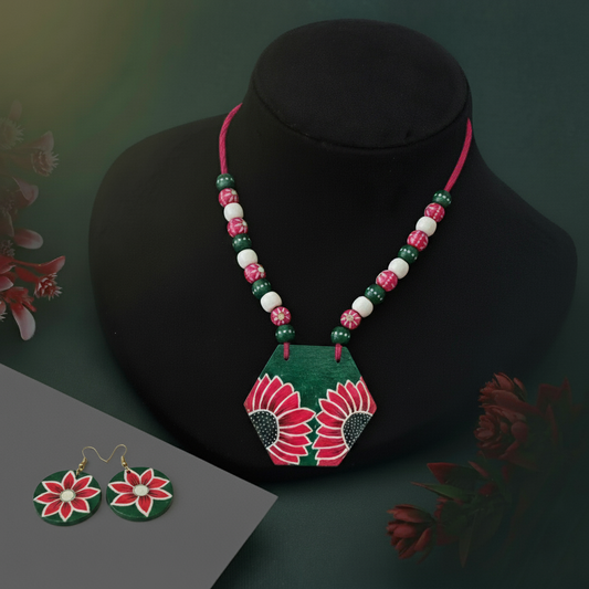 Traditionelles mehrfarbiges Halskettenset aus Holz mit ethnischer und künstlerischer Arbeit