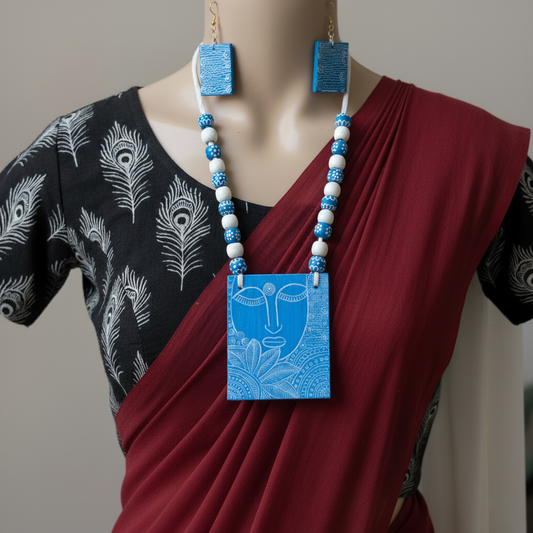 Stilvolles, handgefertigtes Halskettenset aus Holz in blauer Farbe mit handgefertigtem künstlerischem Finish