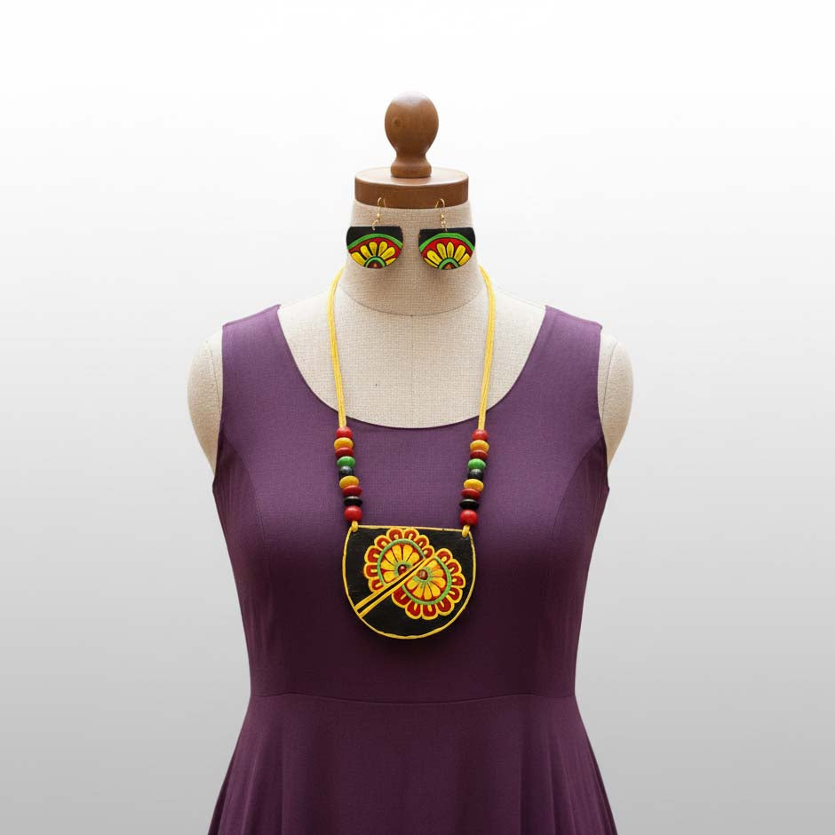 Multi Color Wooden Handcraft Necklace Set With Beautifully Polished Beads For Daily Outfits