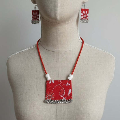 Rotfarbene Holz-Handarbeits-Halskette mit traditionellen handgefertigten Perlen für festliche Outfits