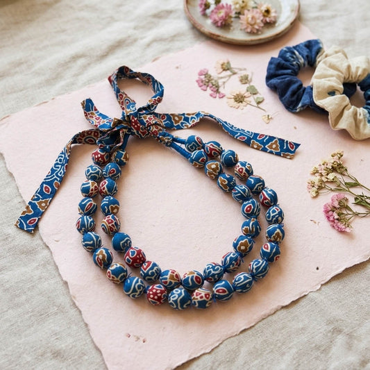Lebendige mehrfarbige handgefertigte Halskette, handgefertigtes traditionelles festliches Schmuckdesign