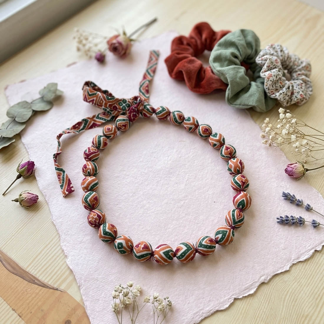 Stilvolle mehrfarbige handgefertigte Halskette, künstlerischer ethnischer Statement-Schmuck