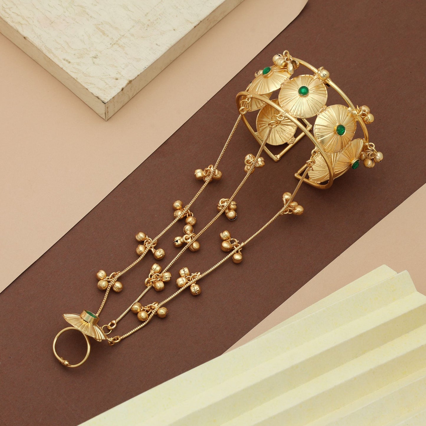 Grüne Hath Phool stilvoller ethnischer Handschmuck festliches traditionelles Design