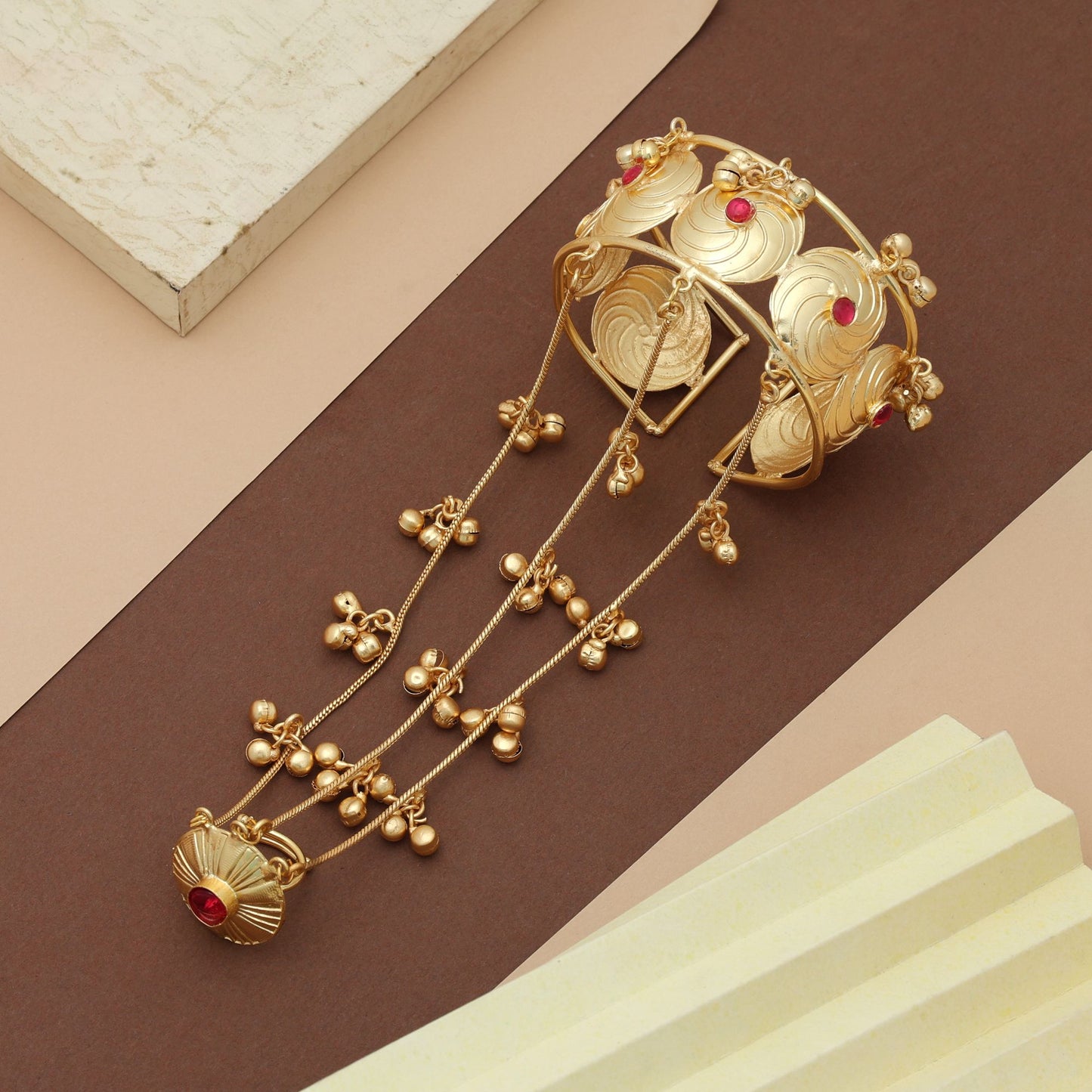 Rani Color Hath Phool Traditioneller indischer Brautschmuck für die Hand Elegantes Design