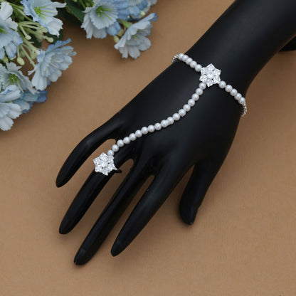Weißer Hath Phool Stilvolles Festliches Braut Handschmuck-Design