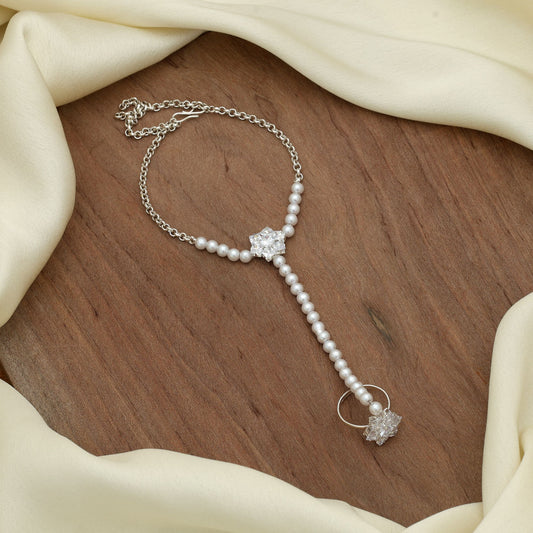 Weißer Hath Phool Stilvolles Festliches Braut Handschmuck-Design