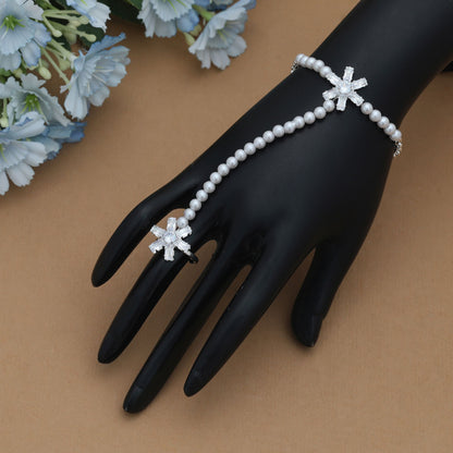 Weiße Farbe Hath Phool Elegante traditionelle Statement-Handschmuckkollektion