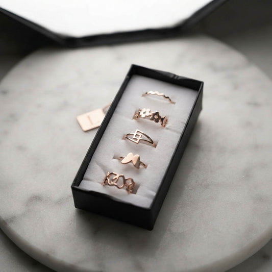 5-teiliges Kombi-Set goldfarbener Moderinge mit wunderschönen, modernen Designs