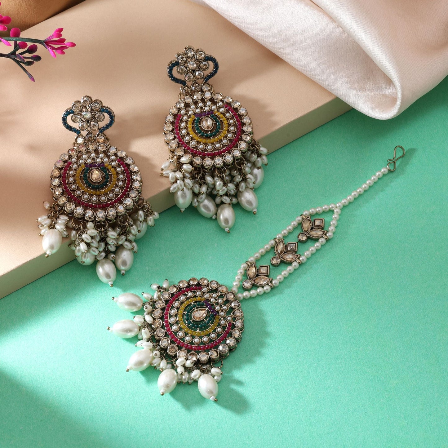 Mehrfarbiges Kundan-Ohrring-Tikka-Set mit künstlerischen Details für stilvolle Frauen