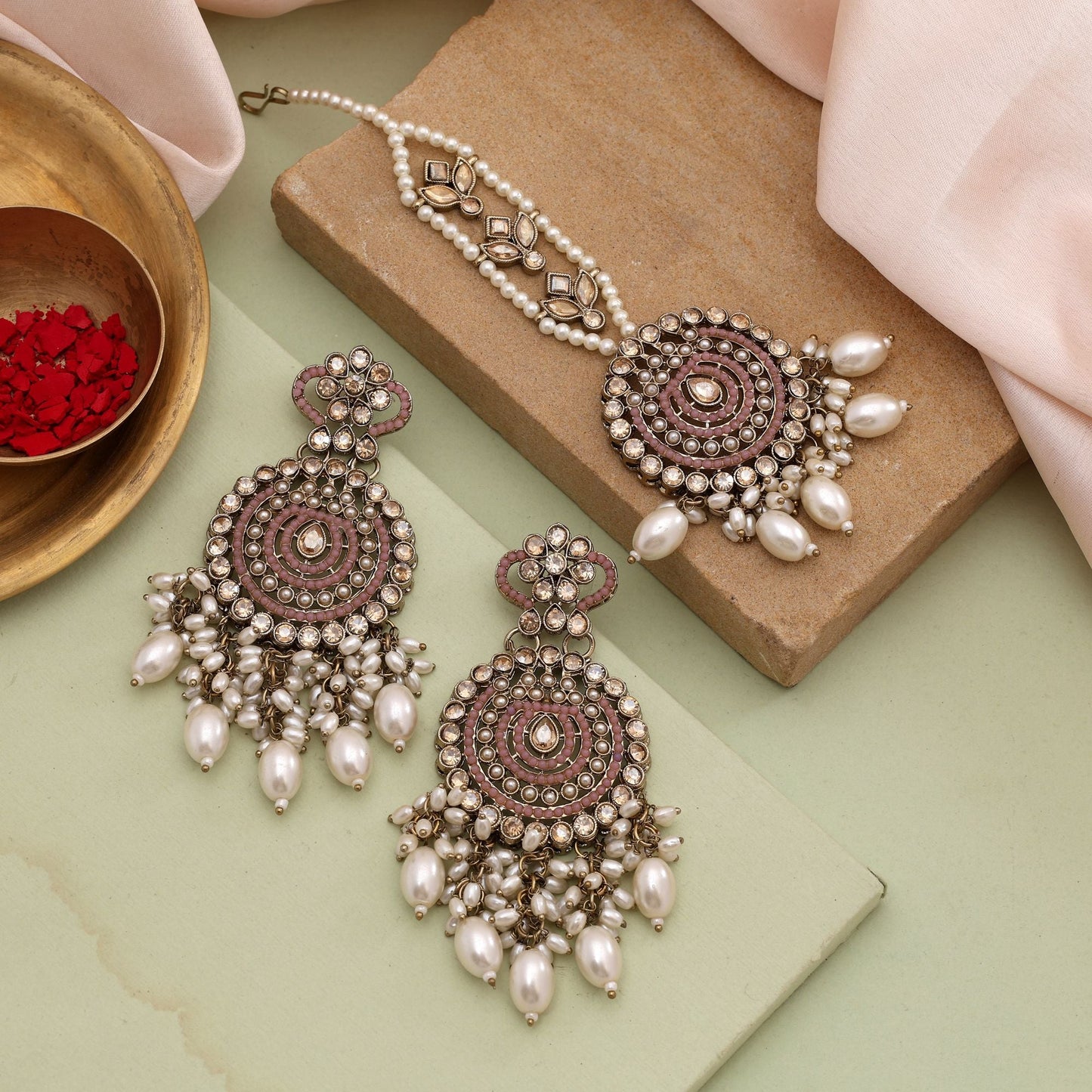 Wunderschönes rosafarbenes Kundan-Ohrring-Tikka-Set mit aufwendigen Details für Frauen