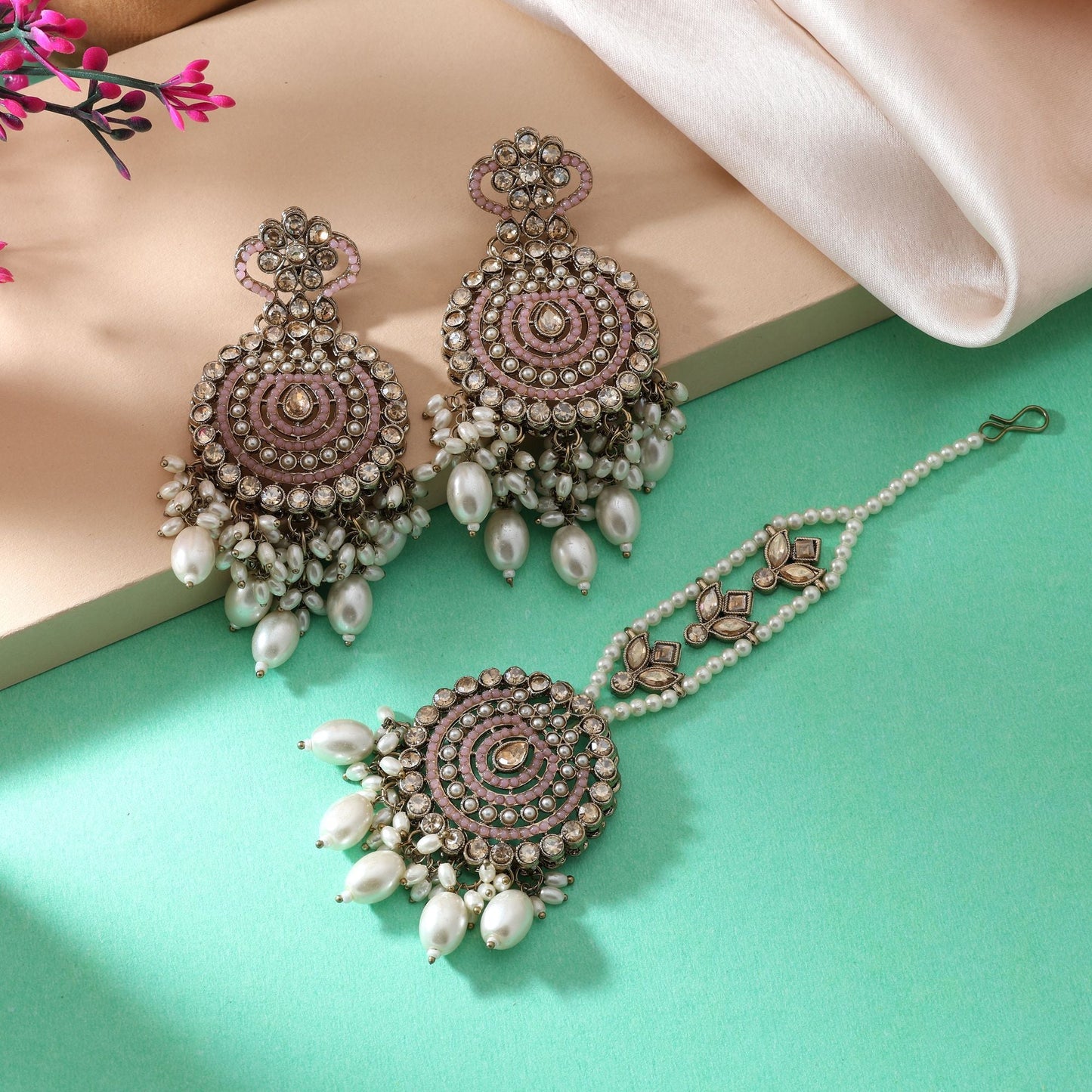 Wunderschönes rosafarbenes Kundan-Ohrring-Tikka-Set mit aufwendigen Details für Frauen