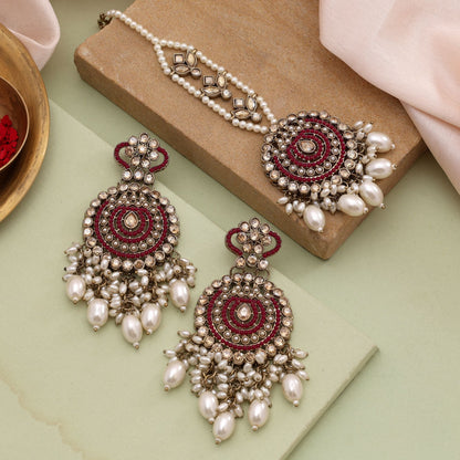 Traditionelles Kundan-Ohrring-Tikka-Set in Rani-Farbe, perfekt für Brautanlässe