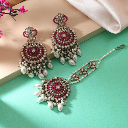 Traditionelles Kundan-Ohrring-Tikka-Set in Rani-Farbe, perfekt für Brautanlässe