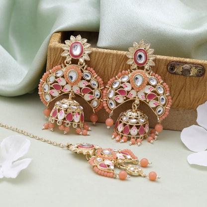 Dunkel-Pfirsichfarbenes Meena-Kari-Kundan-Ohrringe-Tikka-Set mit elegantem Kundan-Ohrring-Finish