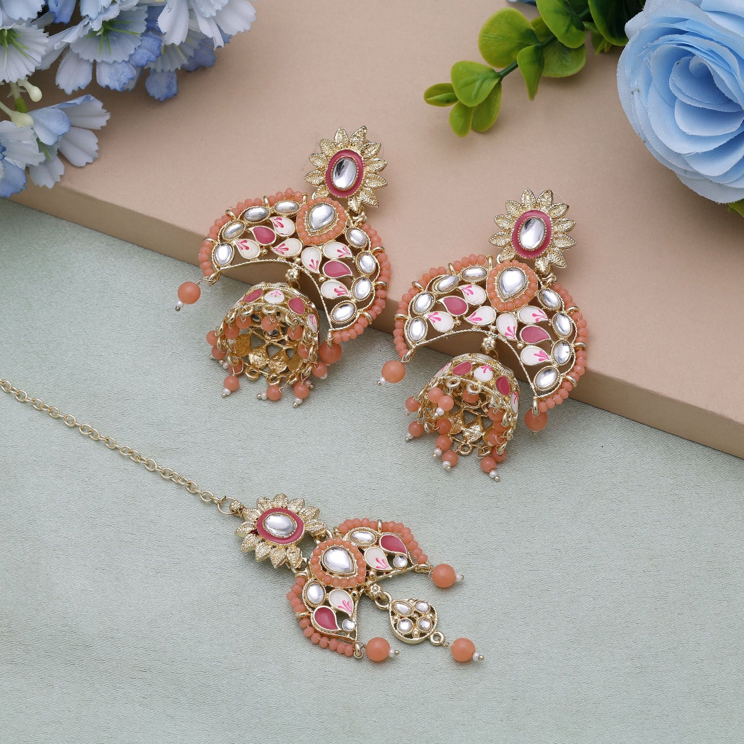 Dunkel-Pfirsichfarbenes Meena-Kari-Kundan-Ohrringe-Tikka-Set mit elegantem Kundan-Ohrring-Finish