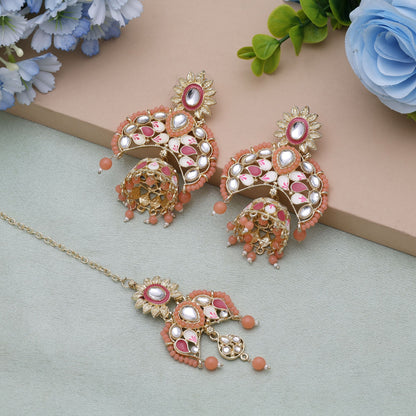Dunkel-Pfirsichfarbenes Meena-Kari-Kundan-Ohrringe-Tikka-Set mit elegantem Kundan-Ohrring-Finish