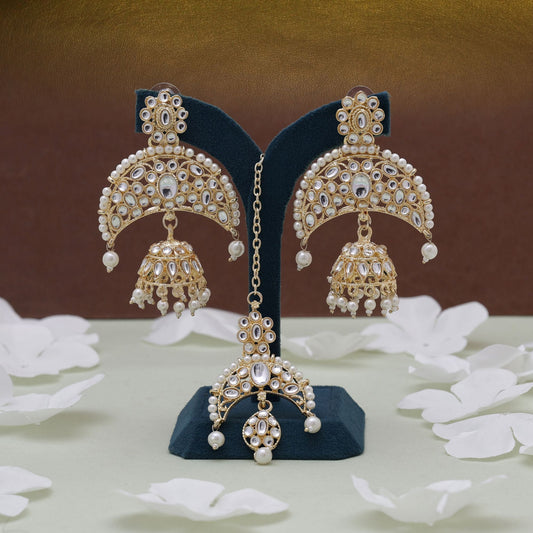 White Color Kundan Earrings Tikka Set With Graceful Traditional Kundan Earrings