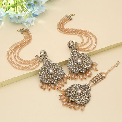 Goldfarbene Kundan-Ohrringe und Tikka-Set, klassischer Brautschmuck mit eleganter Verarbeitung
