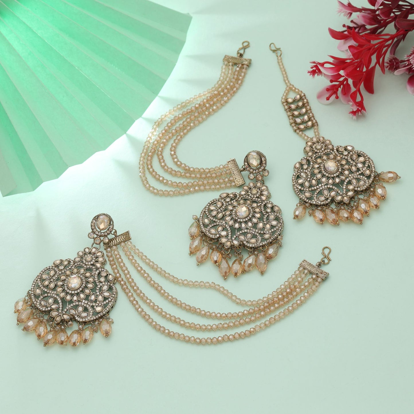Goldfarbene Kundan-Ohrringe und Tikka-Set, klassischer Brautschmuck mit eleganter Verarbeitung