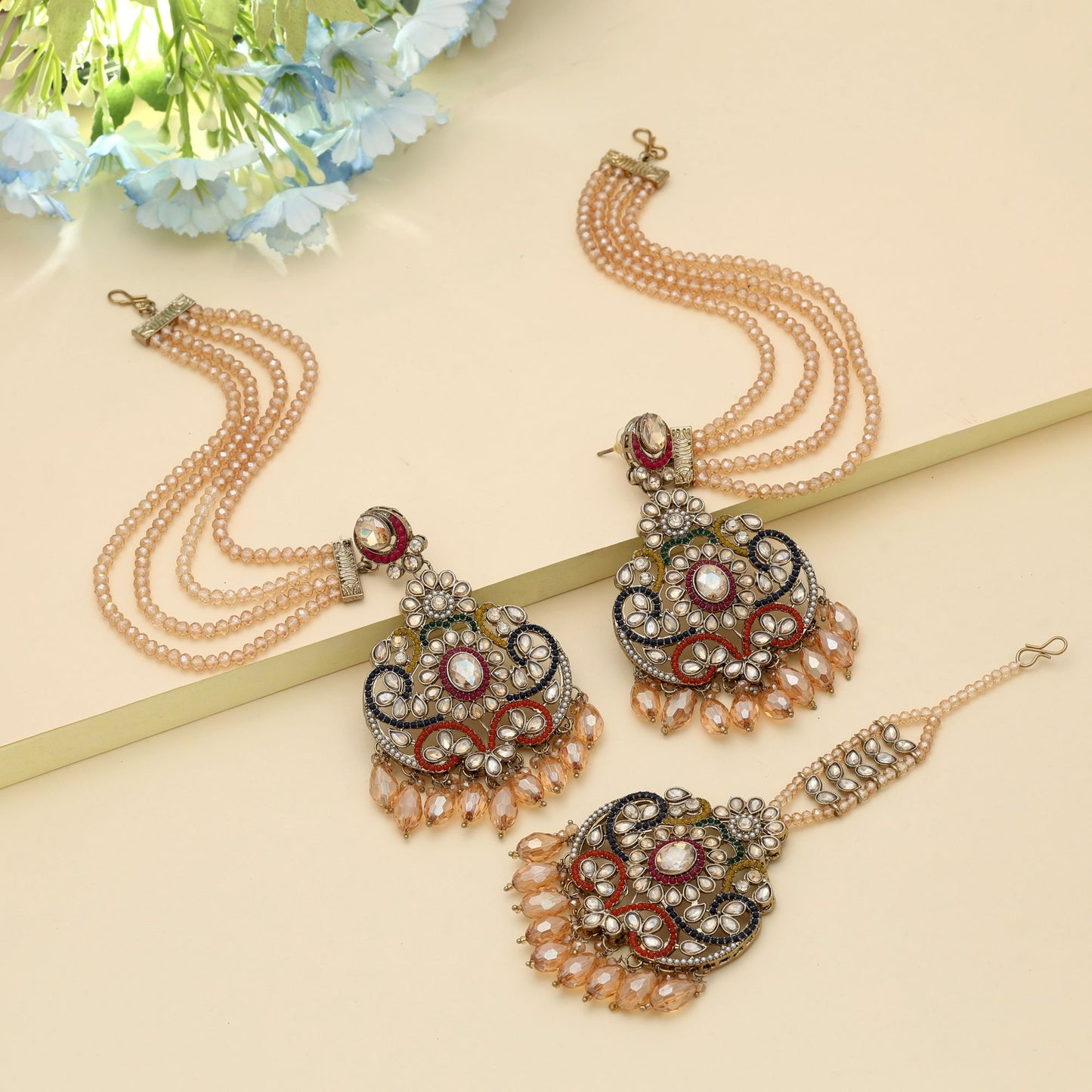 Mehrfarbiges Kundan Ohrringe Tikka Set Traditioneller festlicher Schmuck mit lebendigem Stil