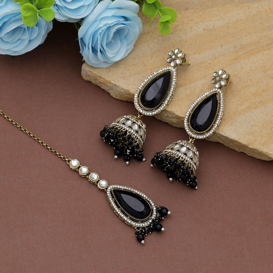 Designer Schwarzfarbenes Kundan Ohrringe Tikka Set mit modernem, ethnischem Mode-Appeal