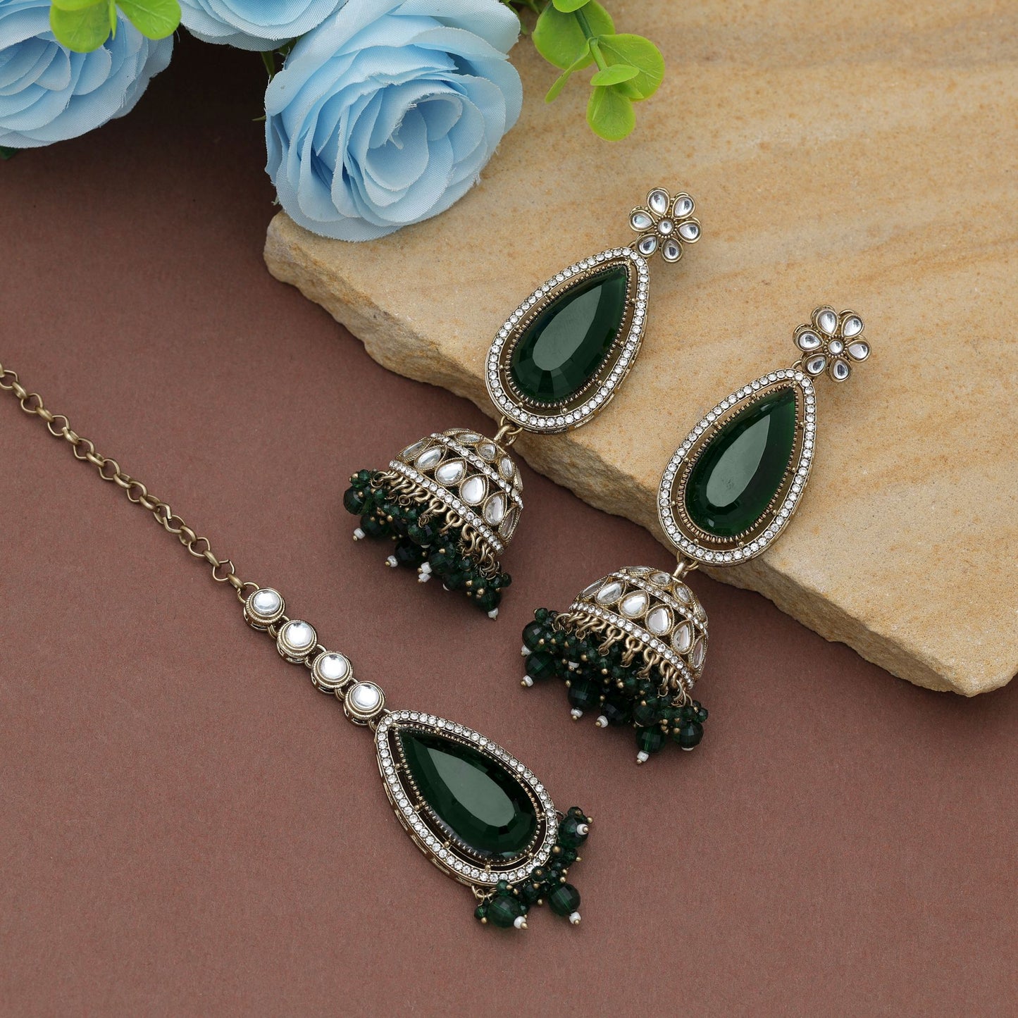 Elegantes grünes Kundan-Ohrringe-Tikka-Set mit festlichem Ethno-Schmuck-Finish