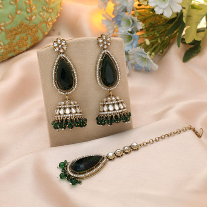Elegantes grünes Kundan-Ohrringe-Tikka-Set mit festlichem Ethno-Schmuck-Finish