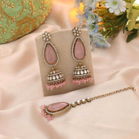 Charmantes hellrosa Kundan Ohrringe und Tikka Set mit eleganter traditioneller Handwerkskunst