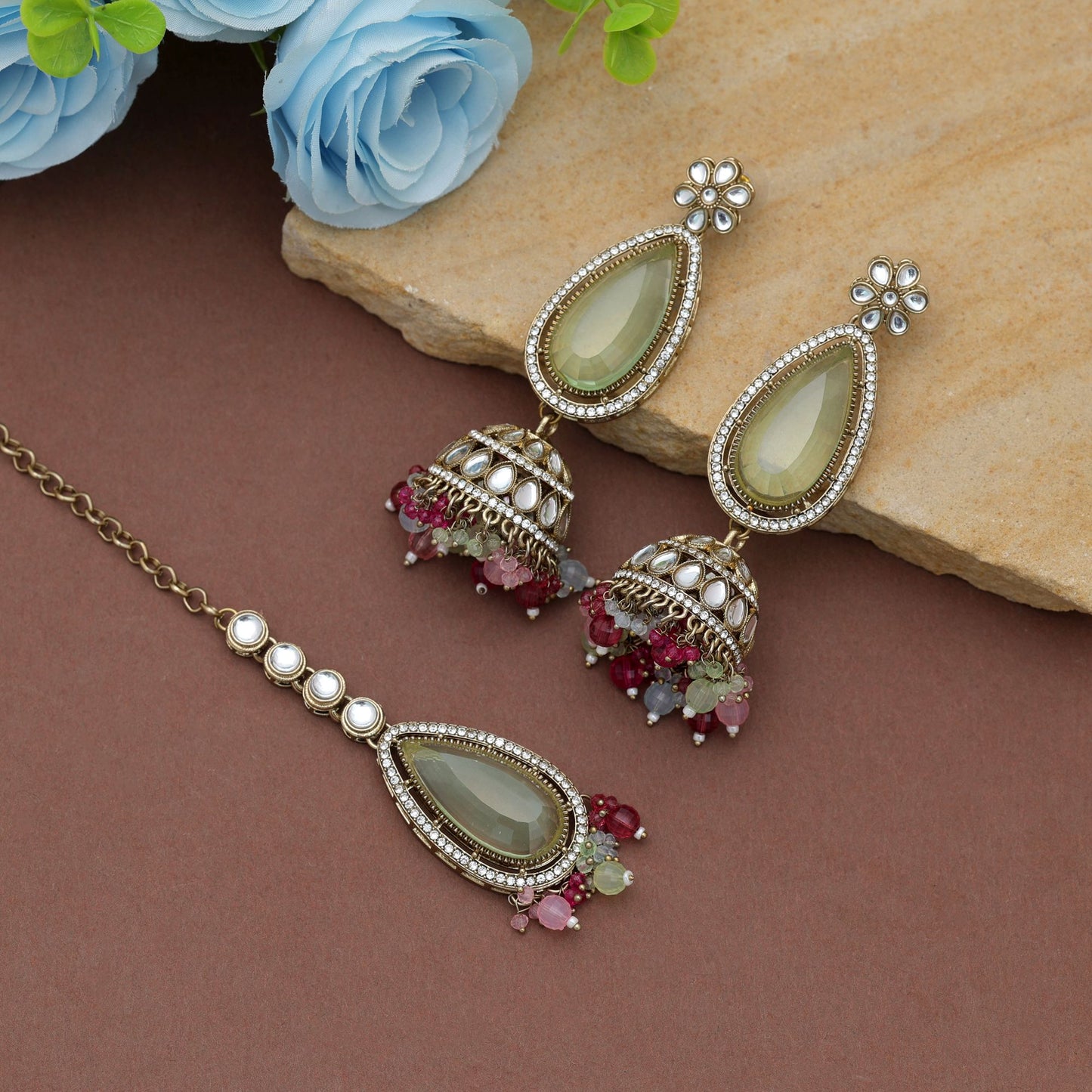 Stilvolles mehrfarbiges Kundan Ohrringe-Tikka-Set für Damen – Looks für Hochzeitsfeiern