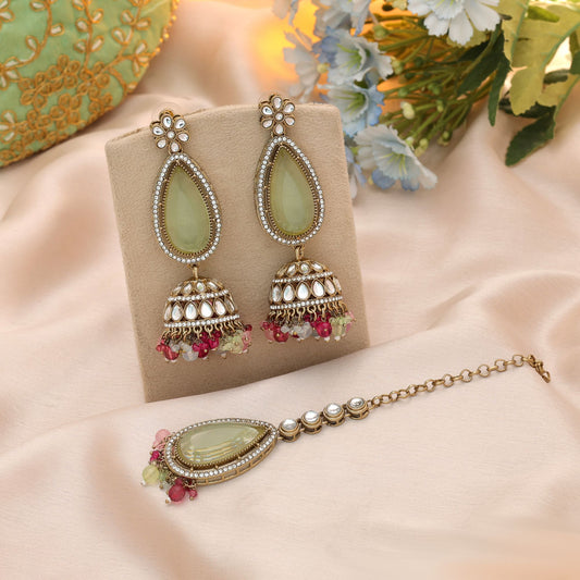 Stilvolles mehrfarbiges Kundan Ohrringe-Tikka-Set für Damen – Looks für Hochzeitsfeiern