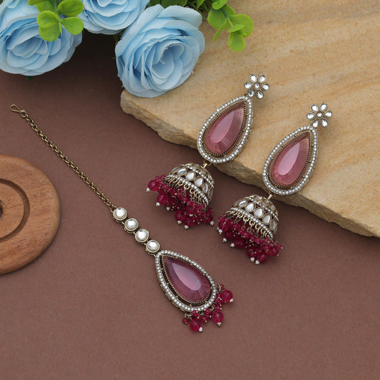 Elegantes Rani-Farbenes Kundan Ohrringe und Tikka Set mit traditionellem, ethnischem Brautdesign