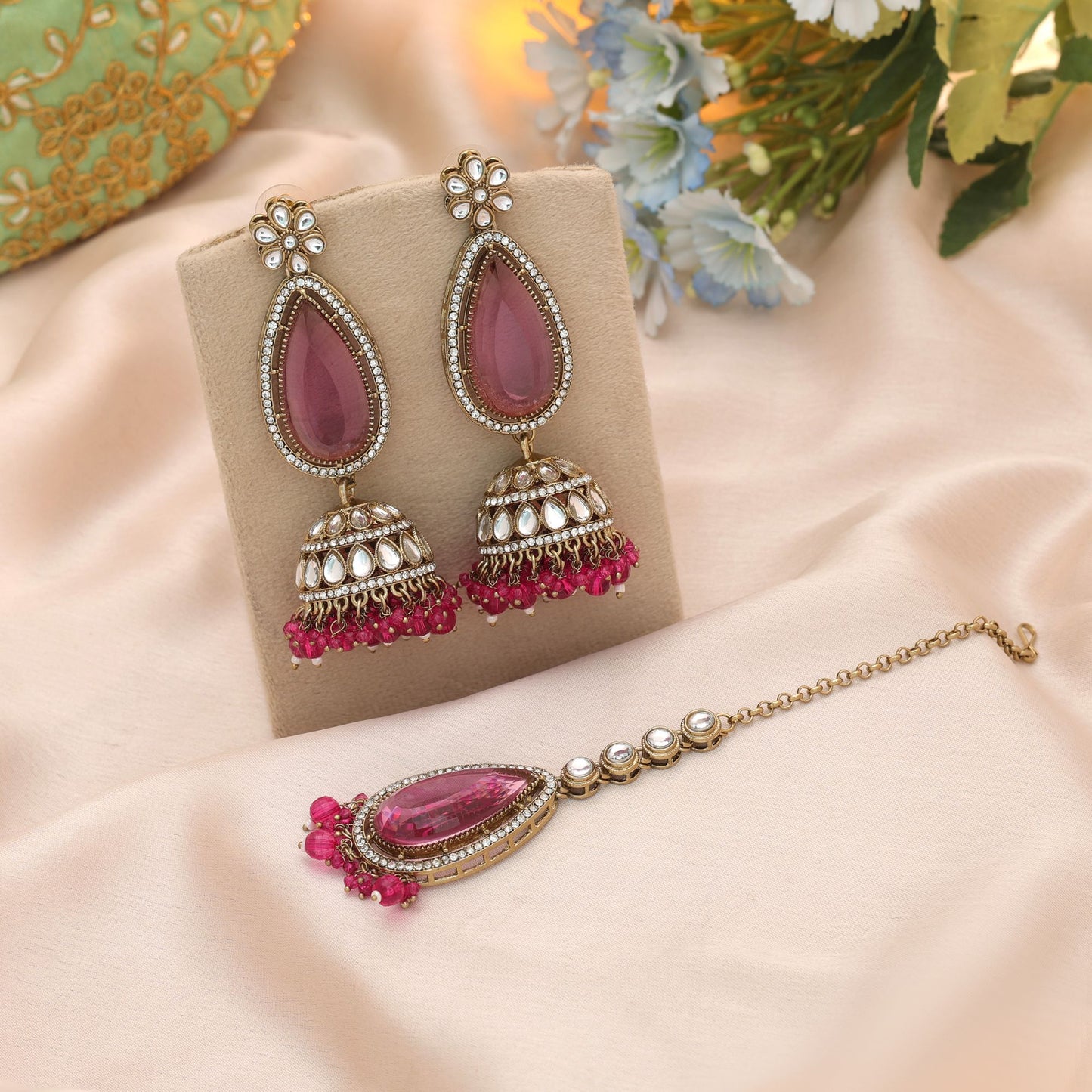 Elegantes Rani-Farbenes Kundan Ohrringe und Tikka Set mit traditionellem, ethnischem Brautdesign