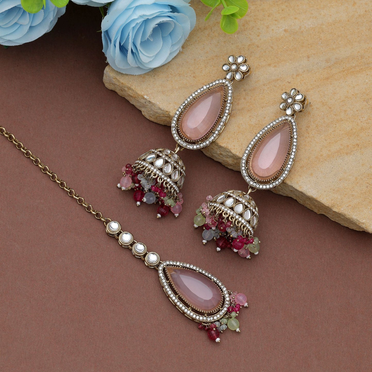 Premium Mehrfarbiges Kundan Ohrringe Tikka Set mit ausgefallenem traditionellem Kunstwerkdesign