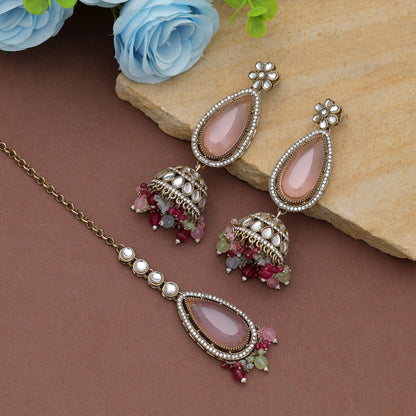 Premium Mehrfarbiges Kundan Ohrringe Tikka Set mit ausgefallenem traditionellem Kunstwerkdesign