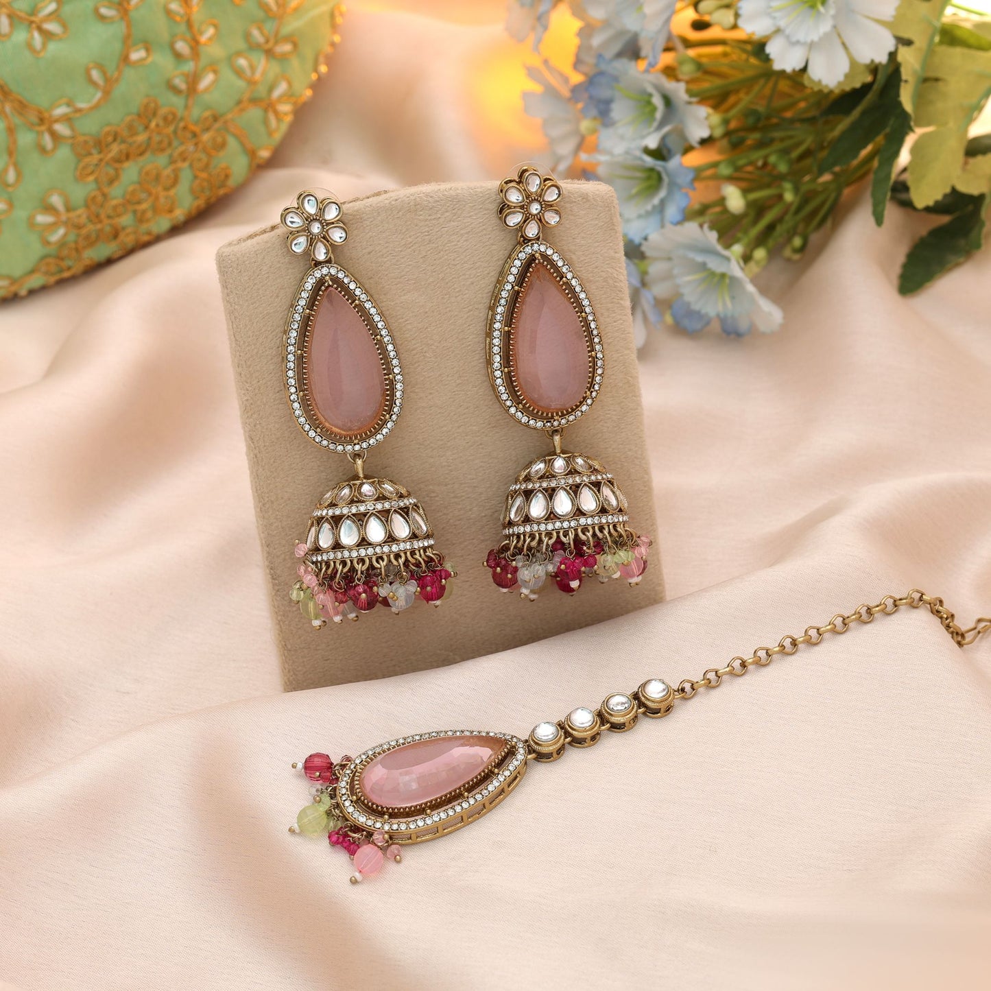 Premium Mehrfarbiges Kundan Ohrringe Tikka Set mit ausgefallenem traditionellem Kunstwerkdesign