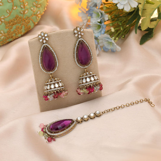 Anmutiges Multi-Color Kundan Ohrringe Tikka Set für ethnische Festtagskollektion