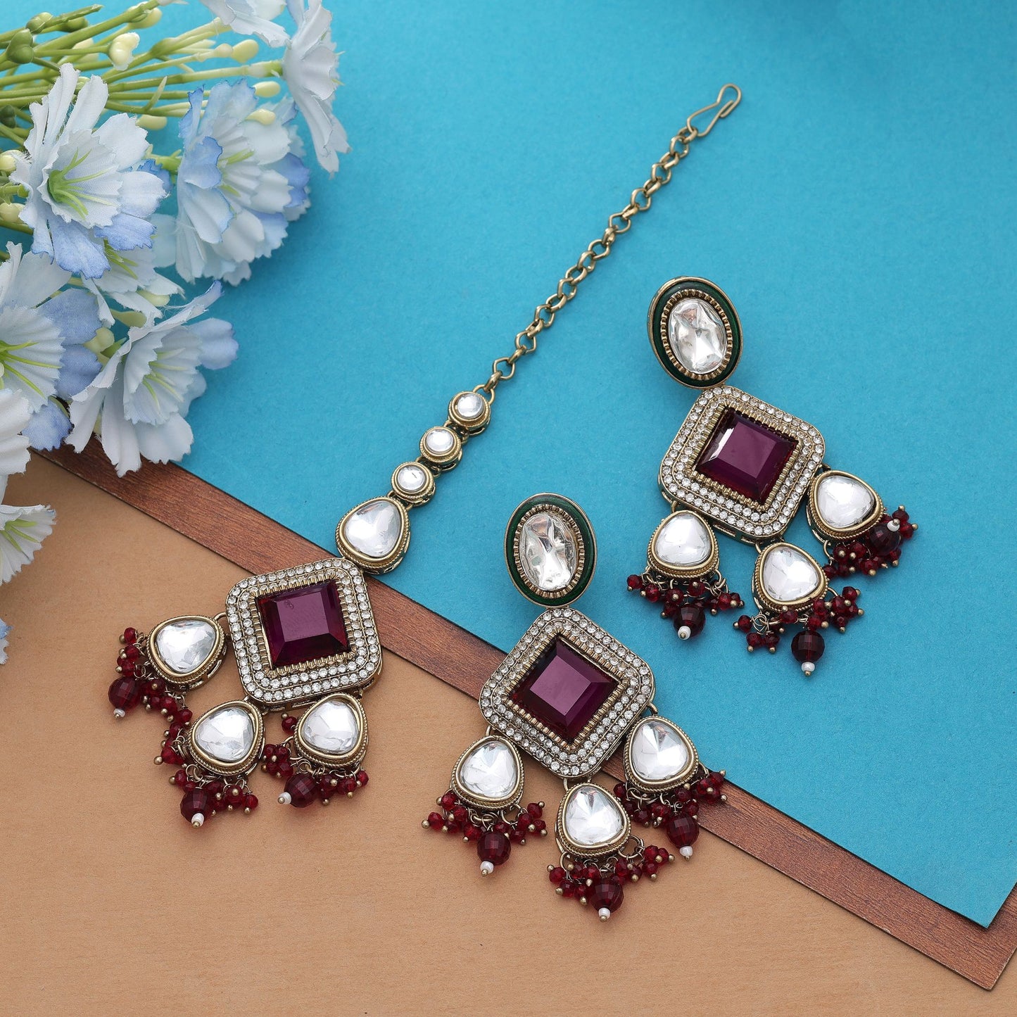 Anmutiges maronenfarbenes Kundan-Ohrring-Tikka-Set mit antikem Brautdesign-Finish
