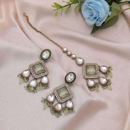 Elegantes Pista-Grün Kundan Ohrringe Tikka Set für die festliche Ethno-Kollektion