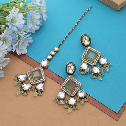 Elegantes Pista-Grün Kundan Ohrringe Tikka Set für die festliche Ethno-Kollektion